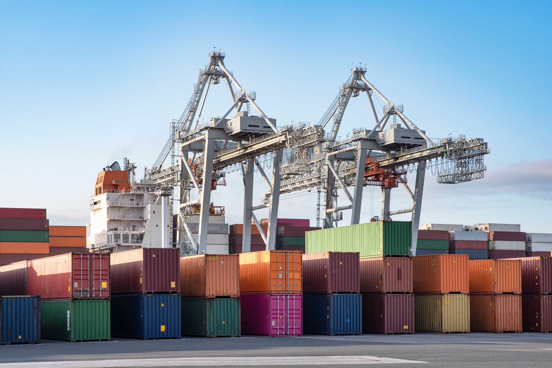 Unloading of containers on a quay